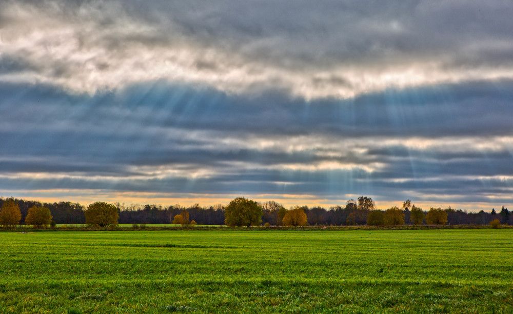 Лучи солнца сквозь тучи...