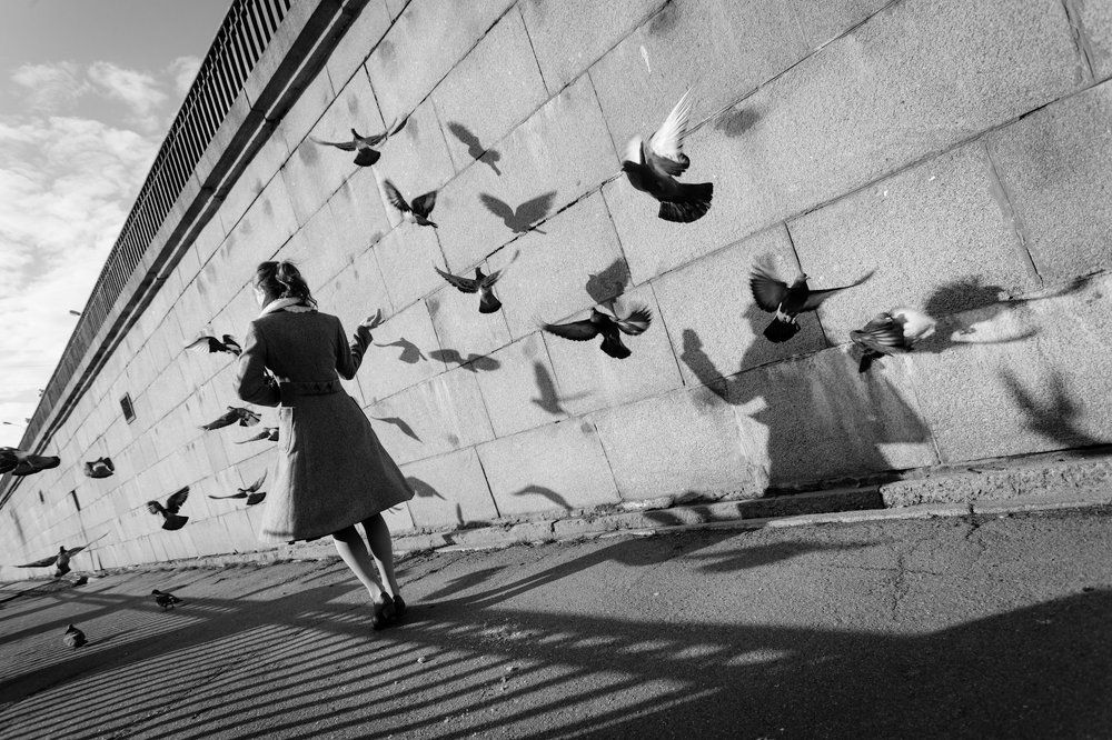 девушка у канала