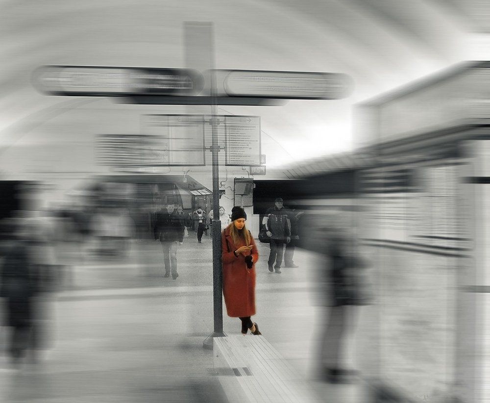 Проходят в праздной суете разнообразные не те...