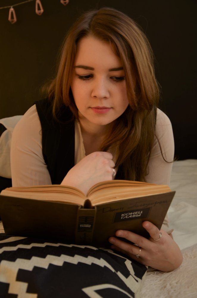 девушка с книгой