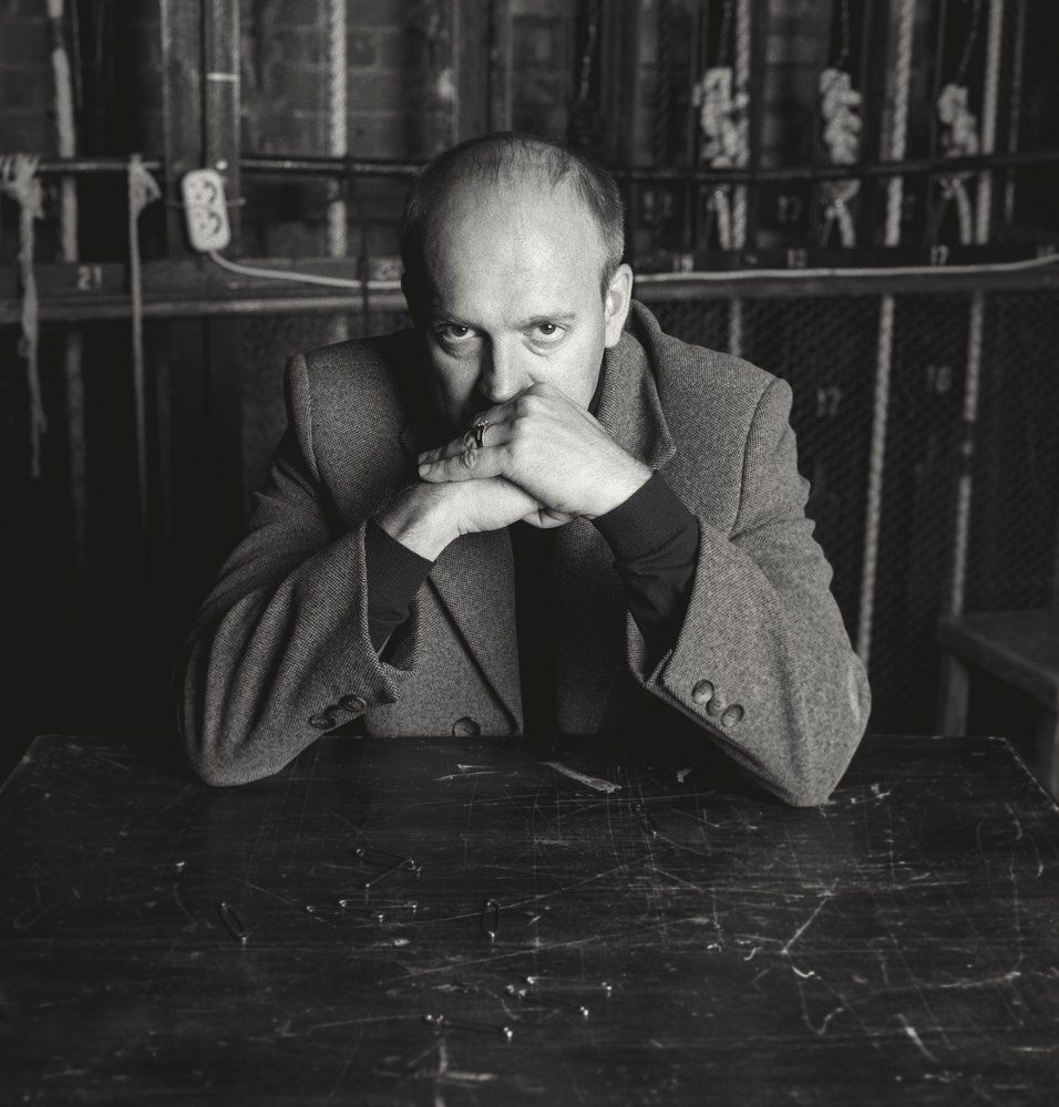 За черным столом