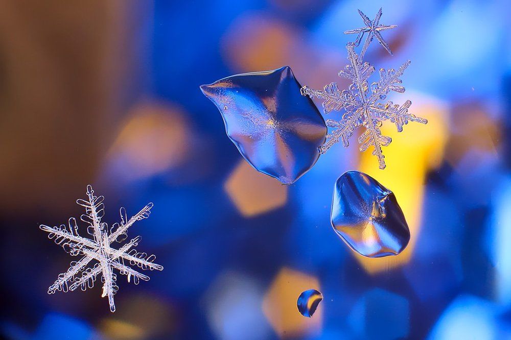 Снежинки и капли воды на стекле.