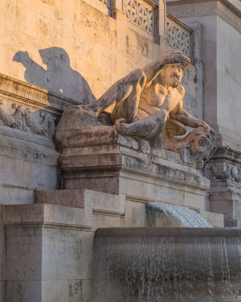 Прикрываясь от солнца рукою...