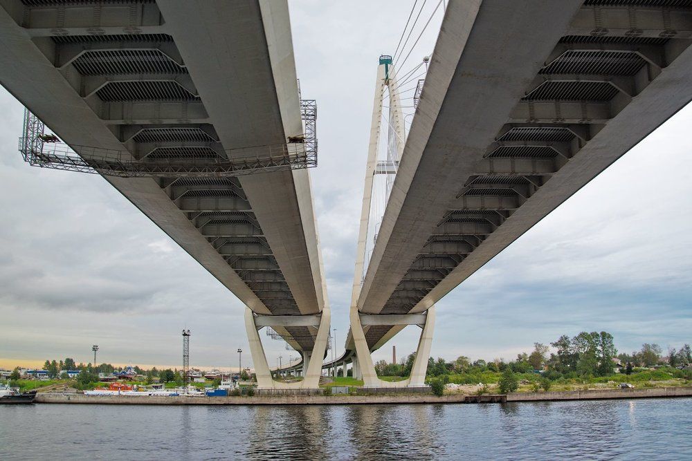 Проплывая под Вантовым мостом