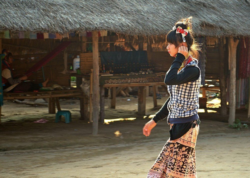 Идущая в лучах заката