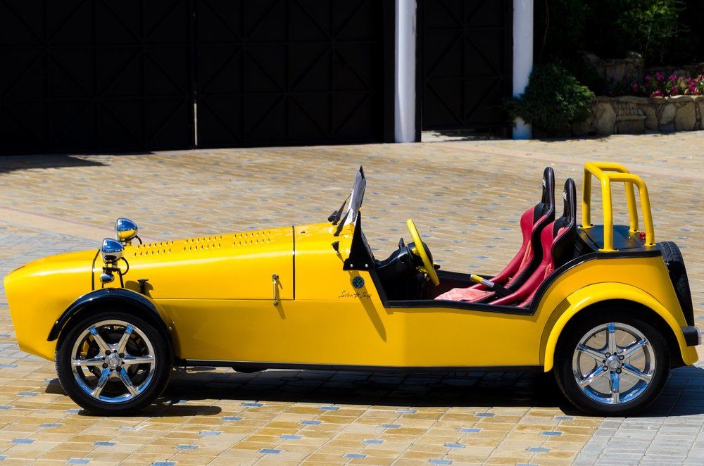 Жёлтый кабриолет