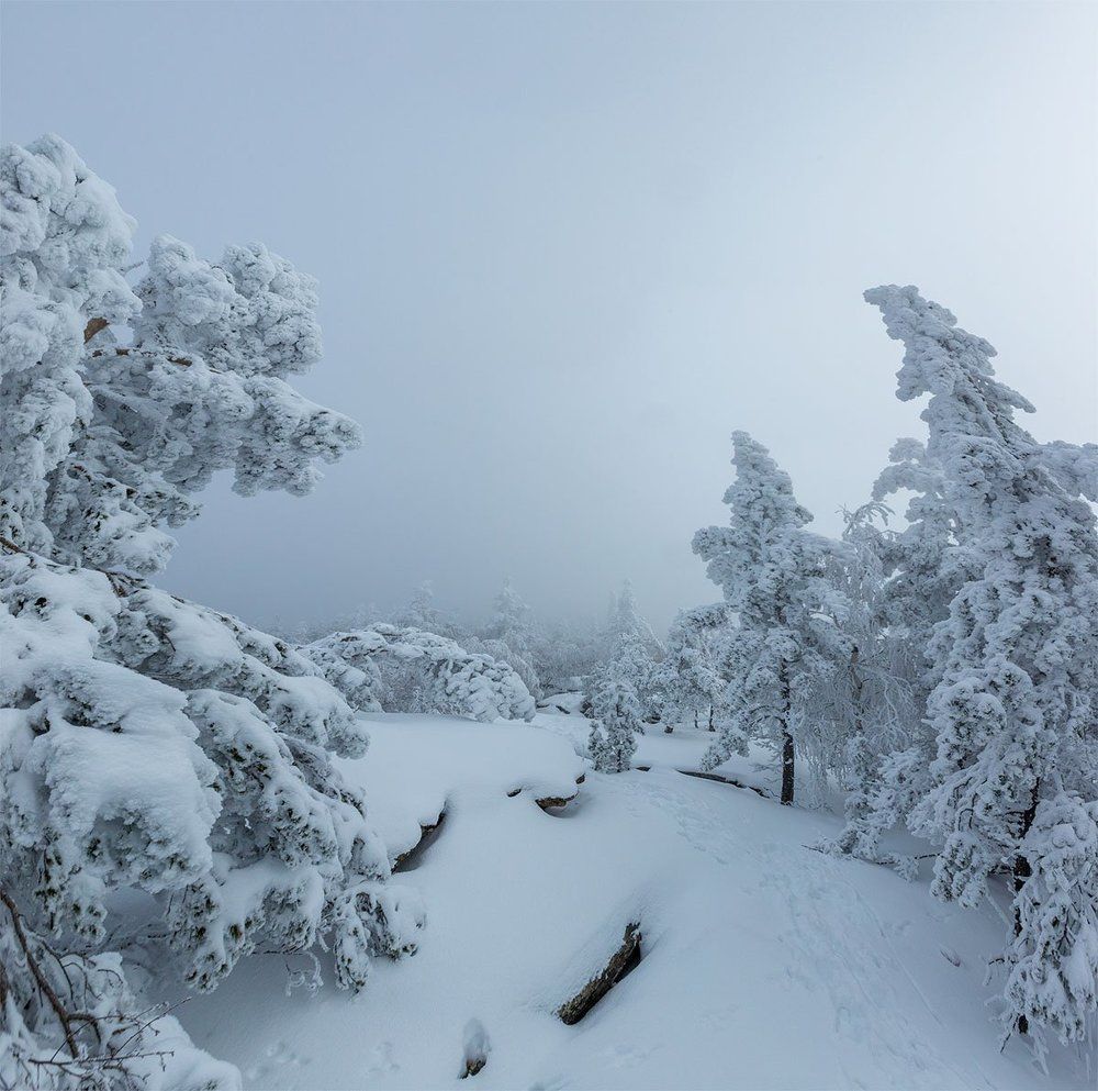 Первый октябрьский снег в горах.