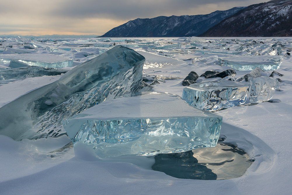 Ледяное поле торосов на Байкале.