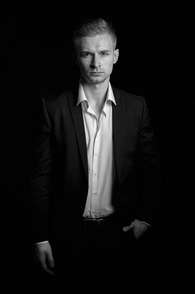 Белый в черном