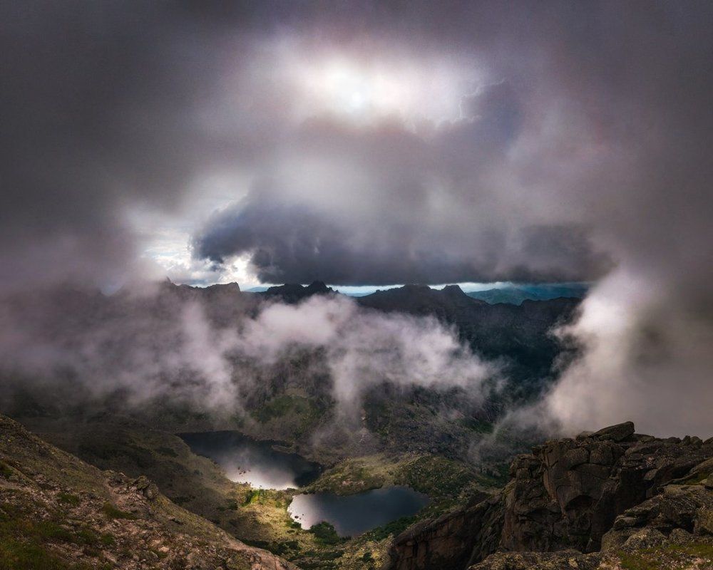 Под тяжестью облаков