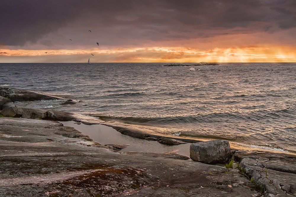 "А он, мятежный, просит бури..."