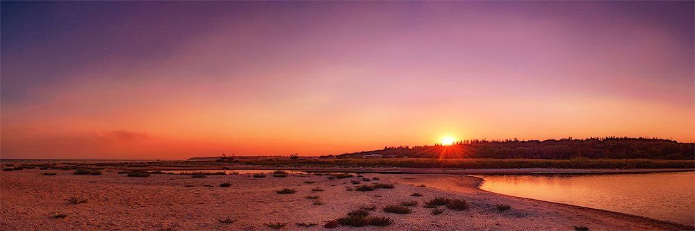 Вновь вспыхнул над ласковым морем янтарно-лиловый закат!