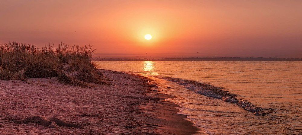 Над морем рассвет золотится и нежно играет волна!