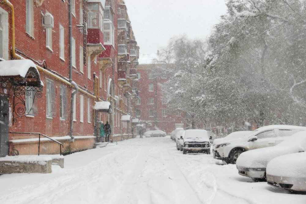 Снег в старом дворике