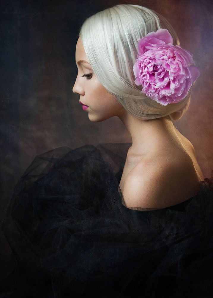 Девушка с пионом