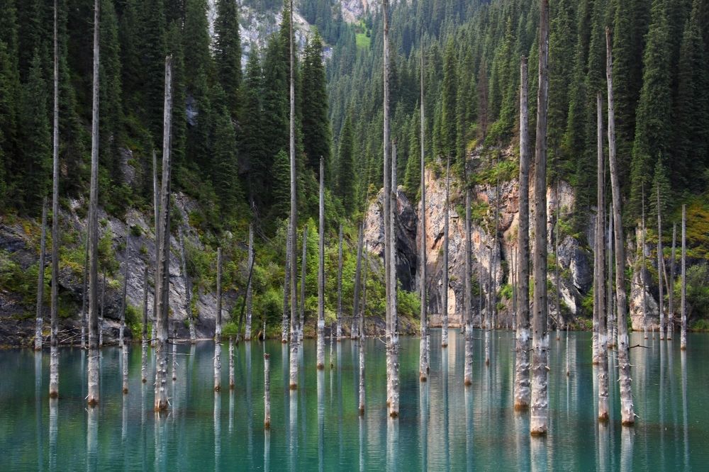 Зеркальное озеро Каинды