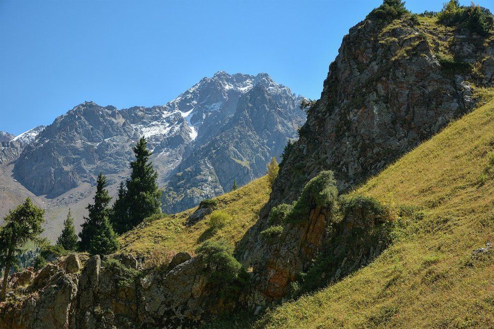 горы в полдень