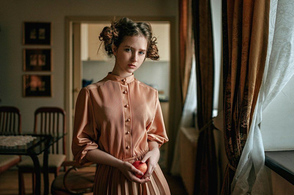 Девочка с яблоком