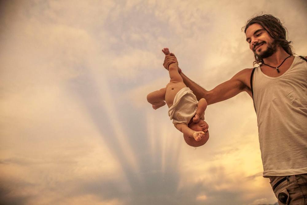 Счастливый папа на острове