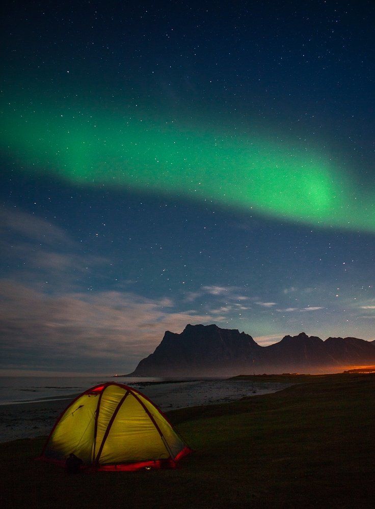 Прибрежный пейзаж с северным сиянием