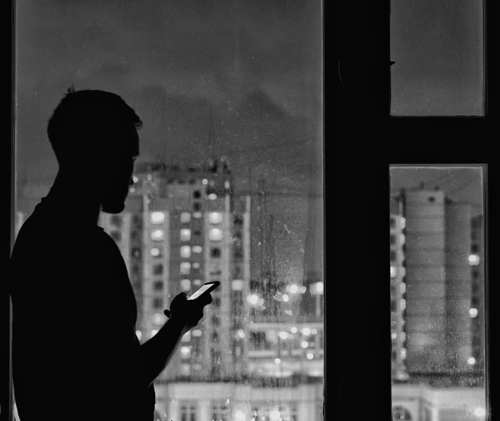 На связи в чёрно-белом городе.