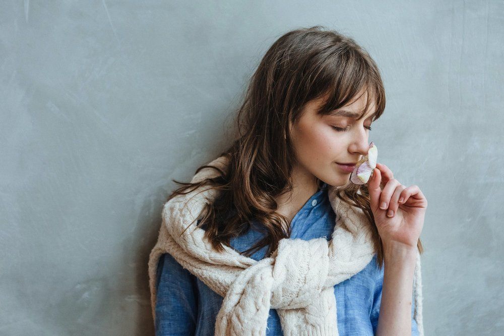 Стучит, торопится весна