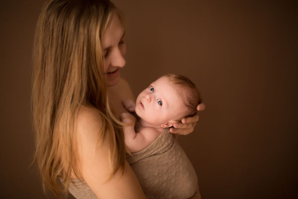 в руках мамы