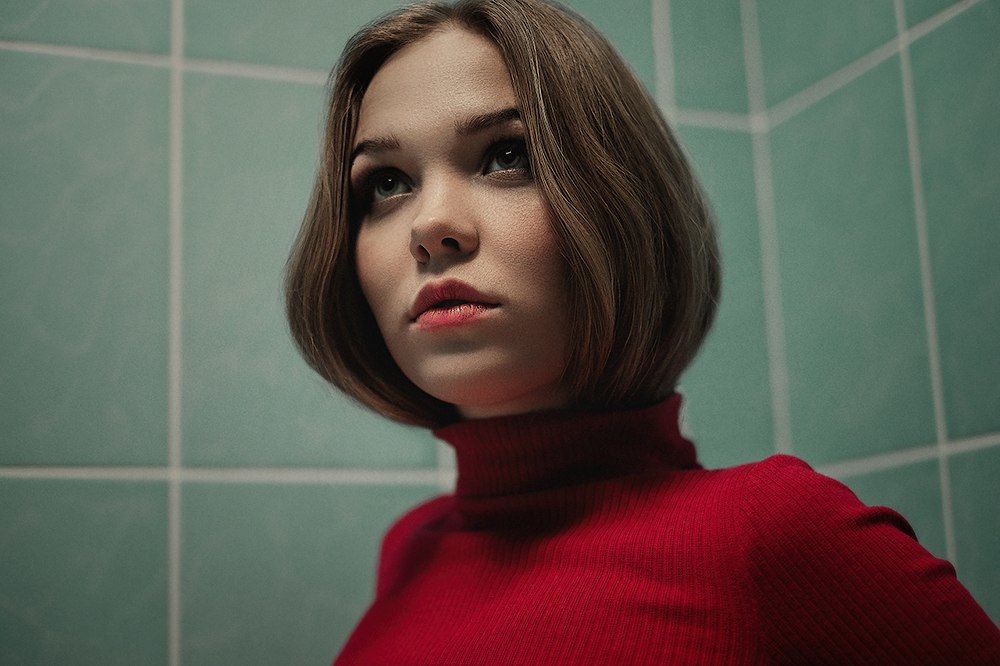 Девушка в красном