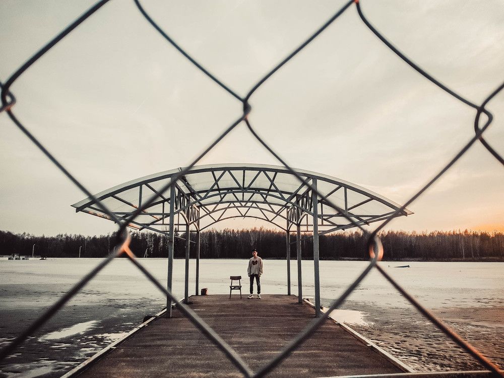 За изгородью