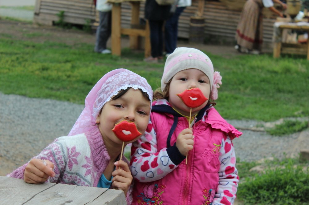 Чьи губы???Конечно детские