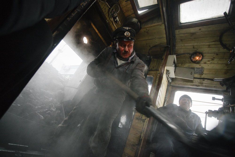 Кочегар за работой в паровозе серии Л