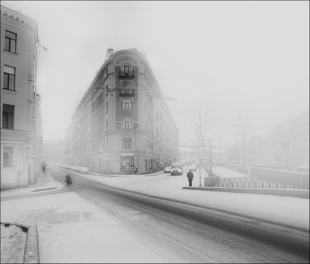 На Демидовом мосту