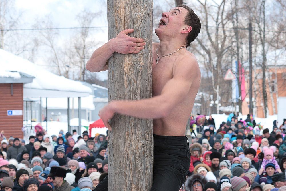 Но холод сковал Потуги в пространстве И словно оскал В последней инстанции И что говорить Кому докричаться Еще бы чуть-чуть Еще бы чуть-чуть..
