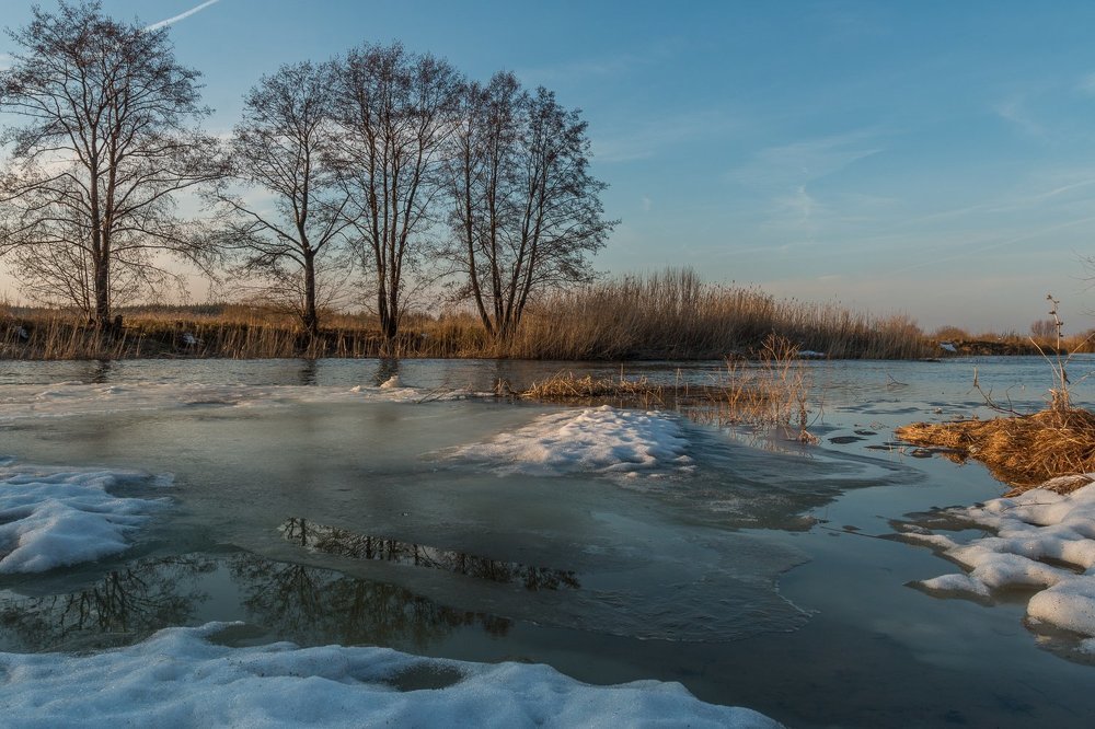 Весенняя река