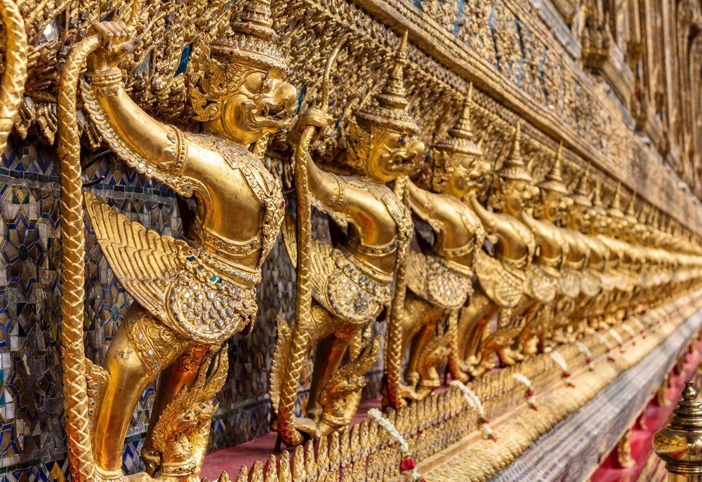 В золоте горя 33 багатыря