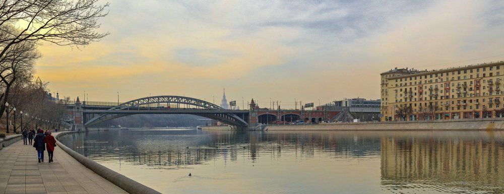 Москва.Пушкинская набережная.Вид на Новоандреевский мост.