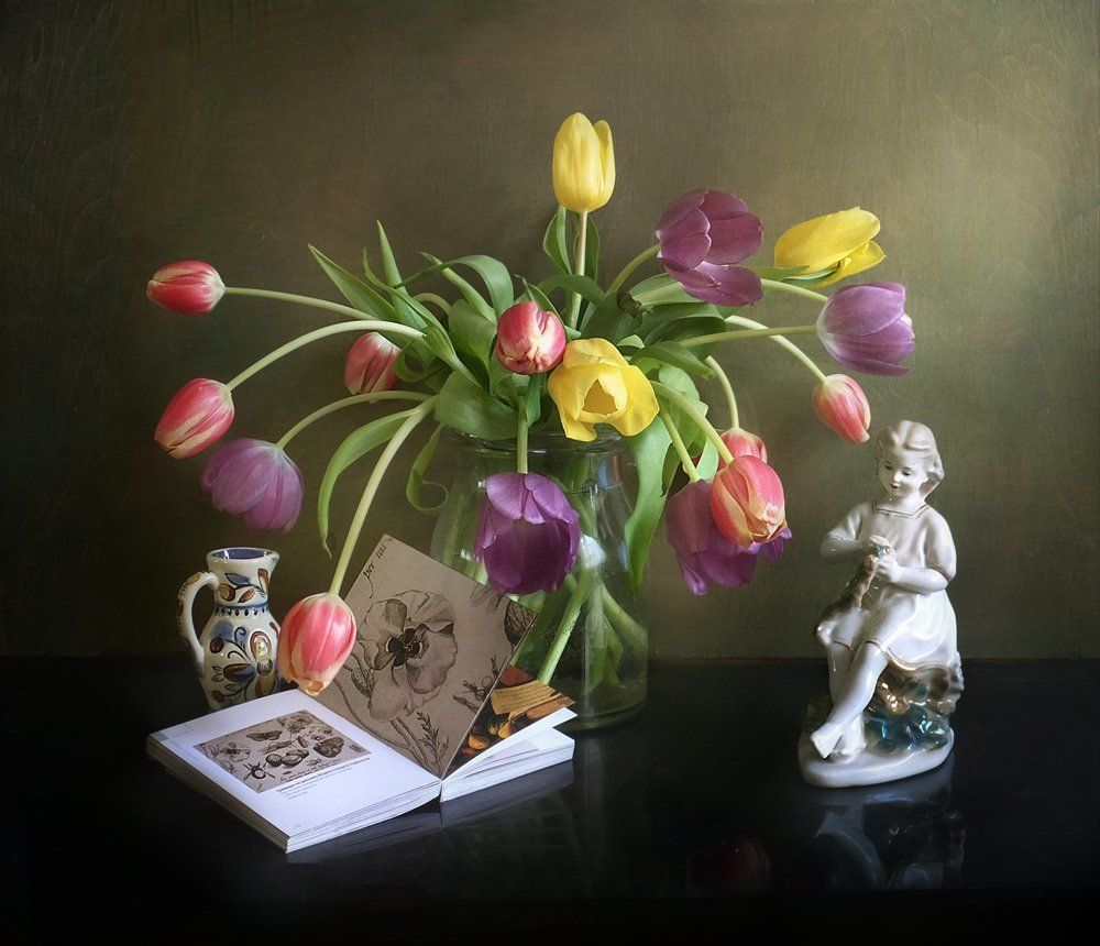 Девочка плетущая венок