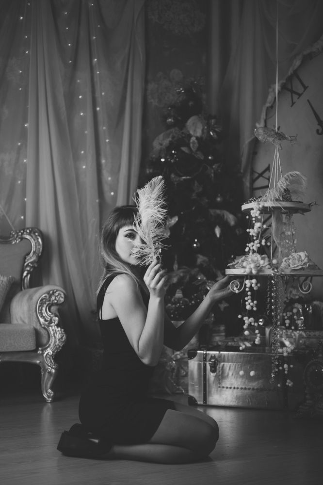 Девушка с пером