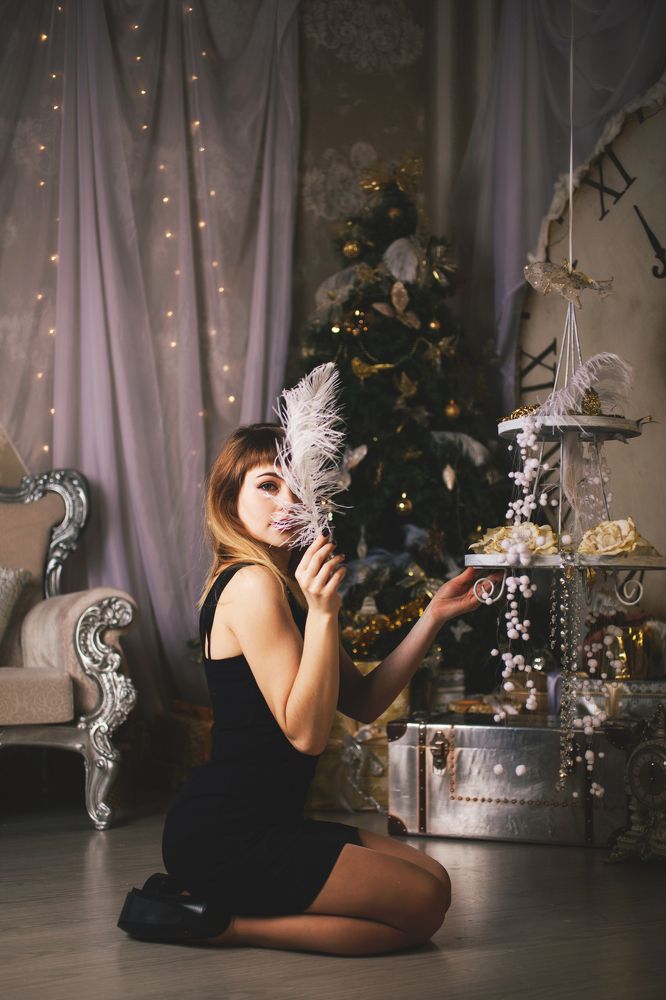 Девушка с пером