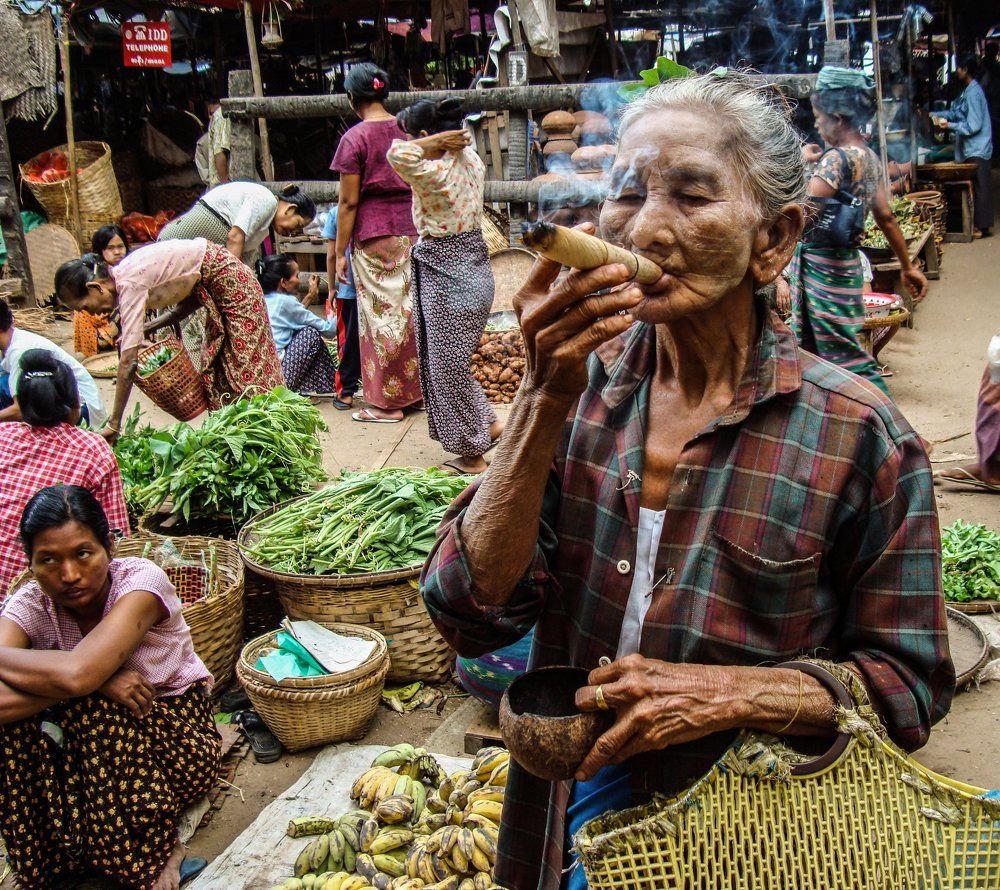 Пожилая дама курит сигару...