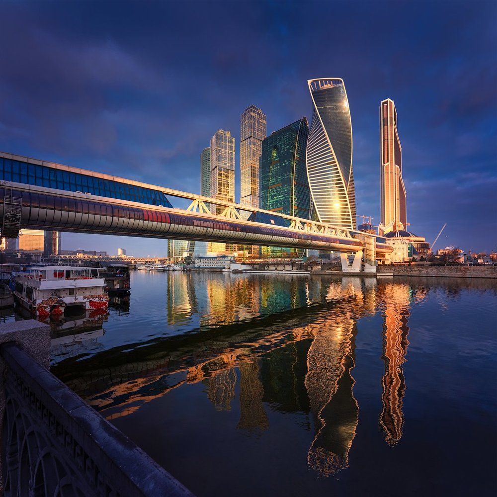 С новым днём, город!