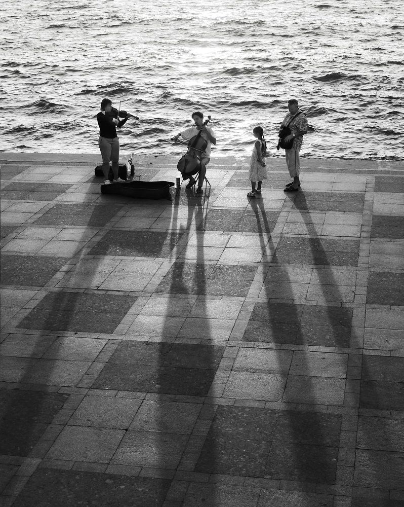 На набережной