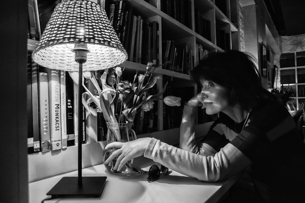 Настольной лампы тёплый круг нас примет в мир свой желтоватый...