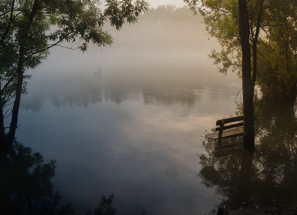 Утро. Лодка в тумане.