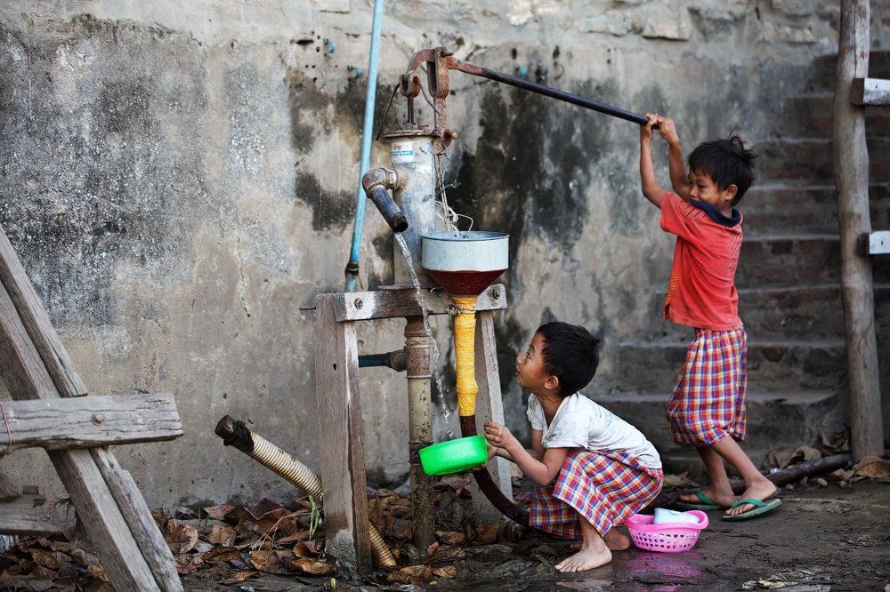 Детские забавы на улицах Мандалая