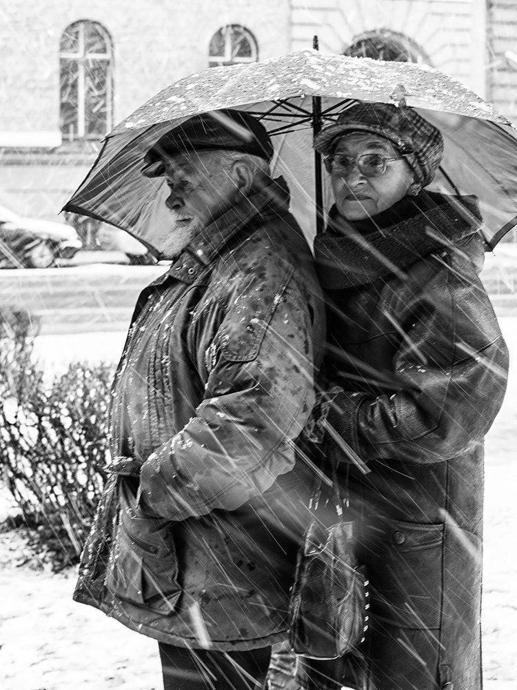 За широкой спиной