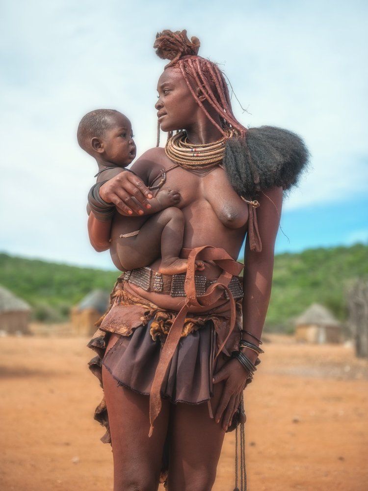Женщина-химба с ребнком