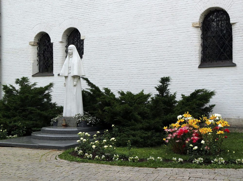 Marfo-Mariinsky convent, statue