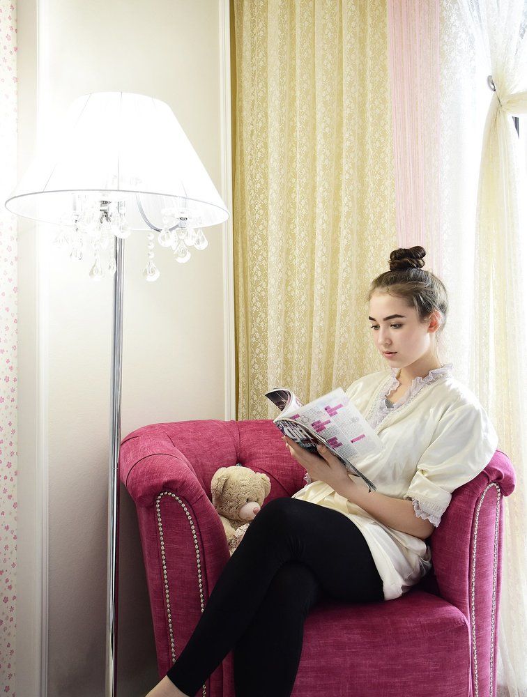 В кресле за журналом