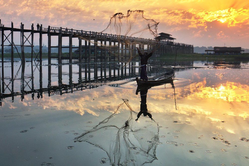 Магическое утро на озере Таунтоме в Амарапуре